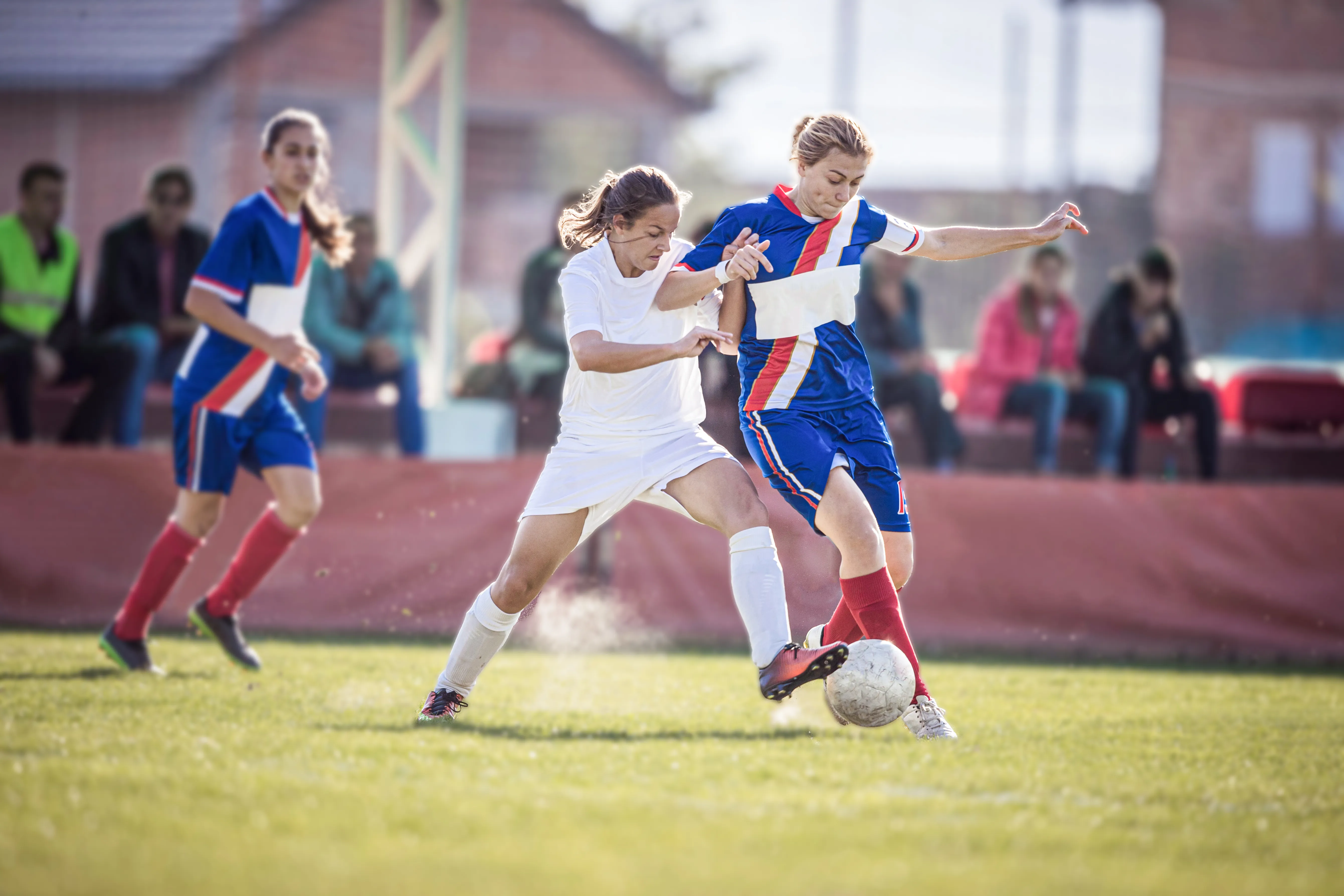 Deux femmes jouent au football